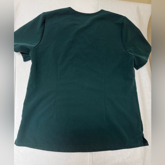 🟢Figs Hunter Green Women's Scrub Top🟢 - Picture 3 of 9